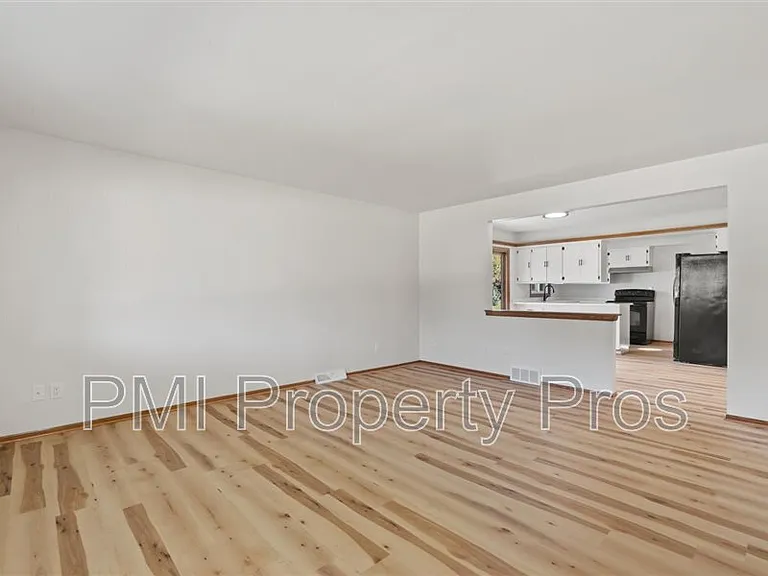 8150 S 88th St — Photo 3