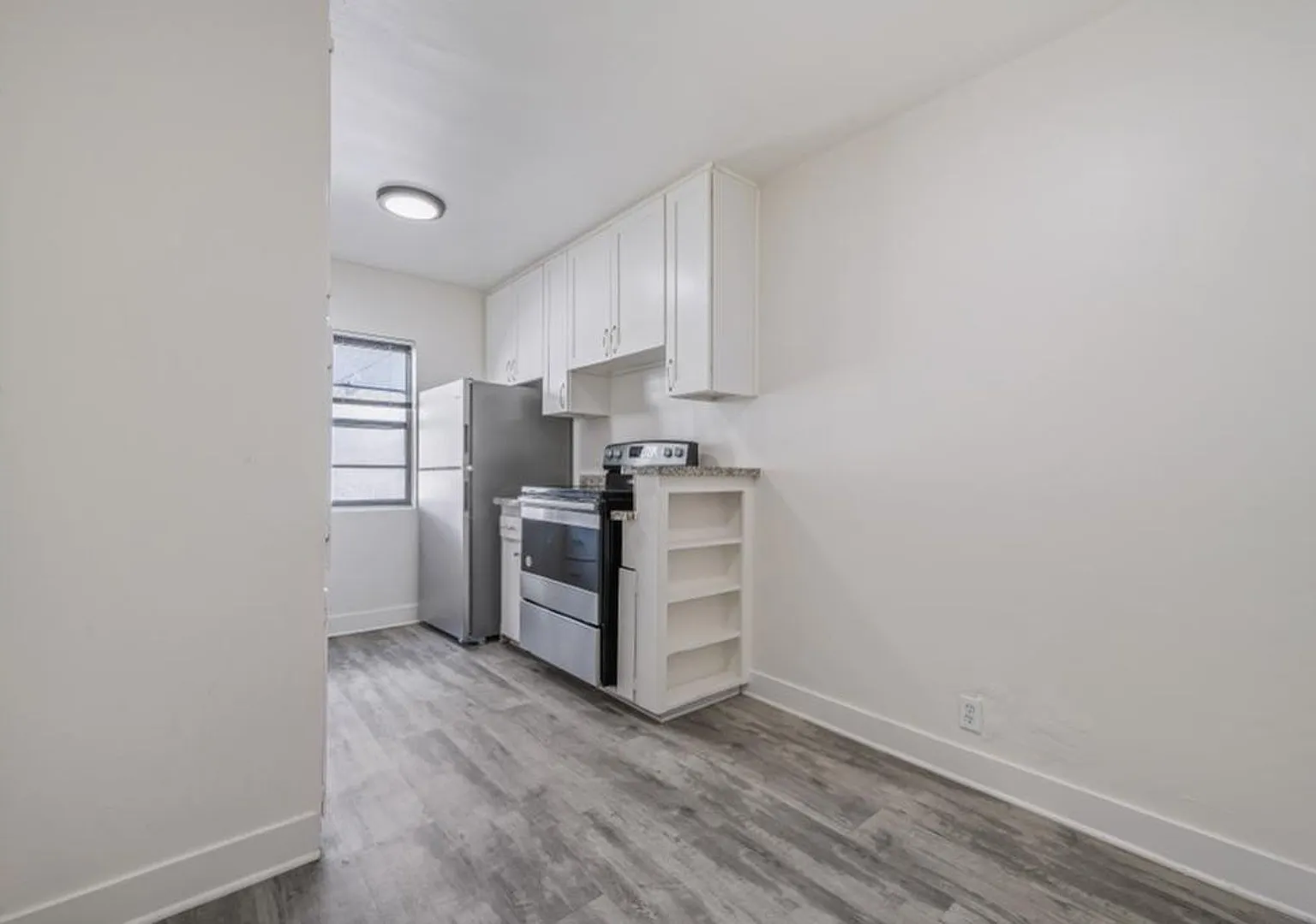 3915 Stevely Ave — Photo 4