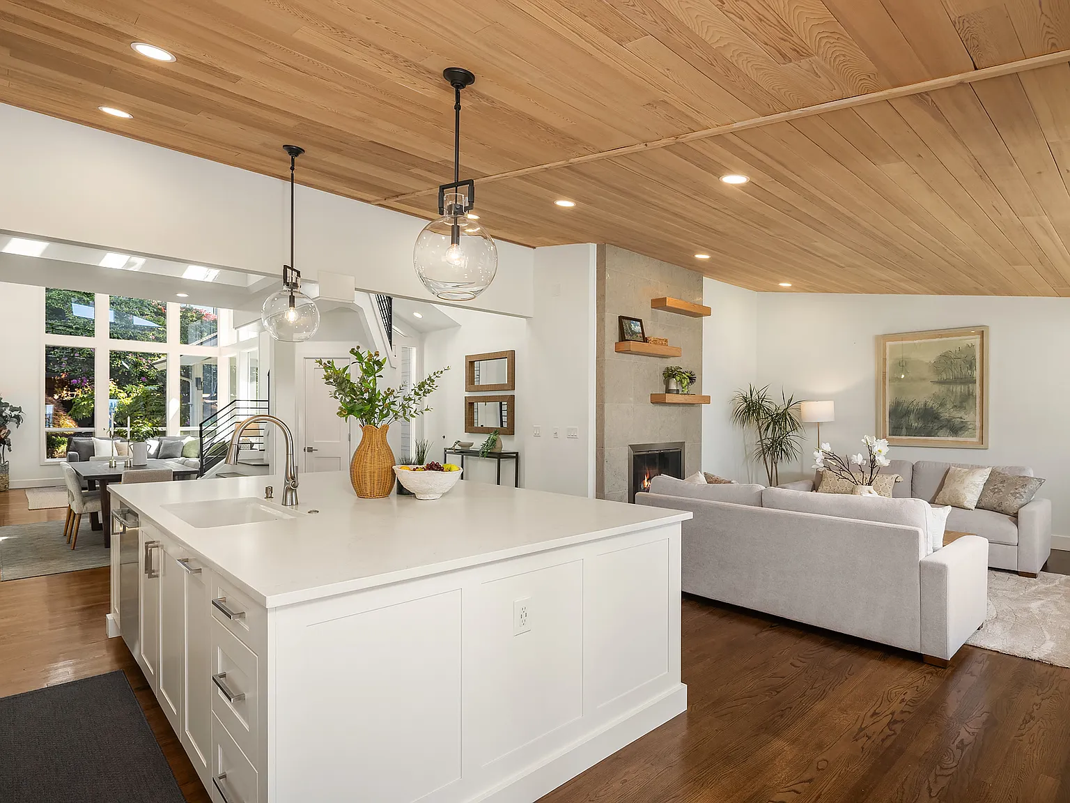 4 bed, 3.5 bath, 4110 sqft, $9,800 — Photo 3