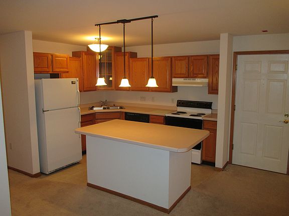 Kitchen (now with stainless steel appliances)