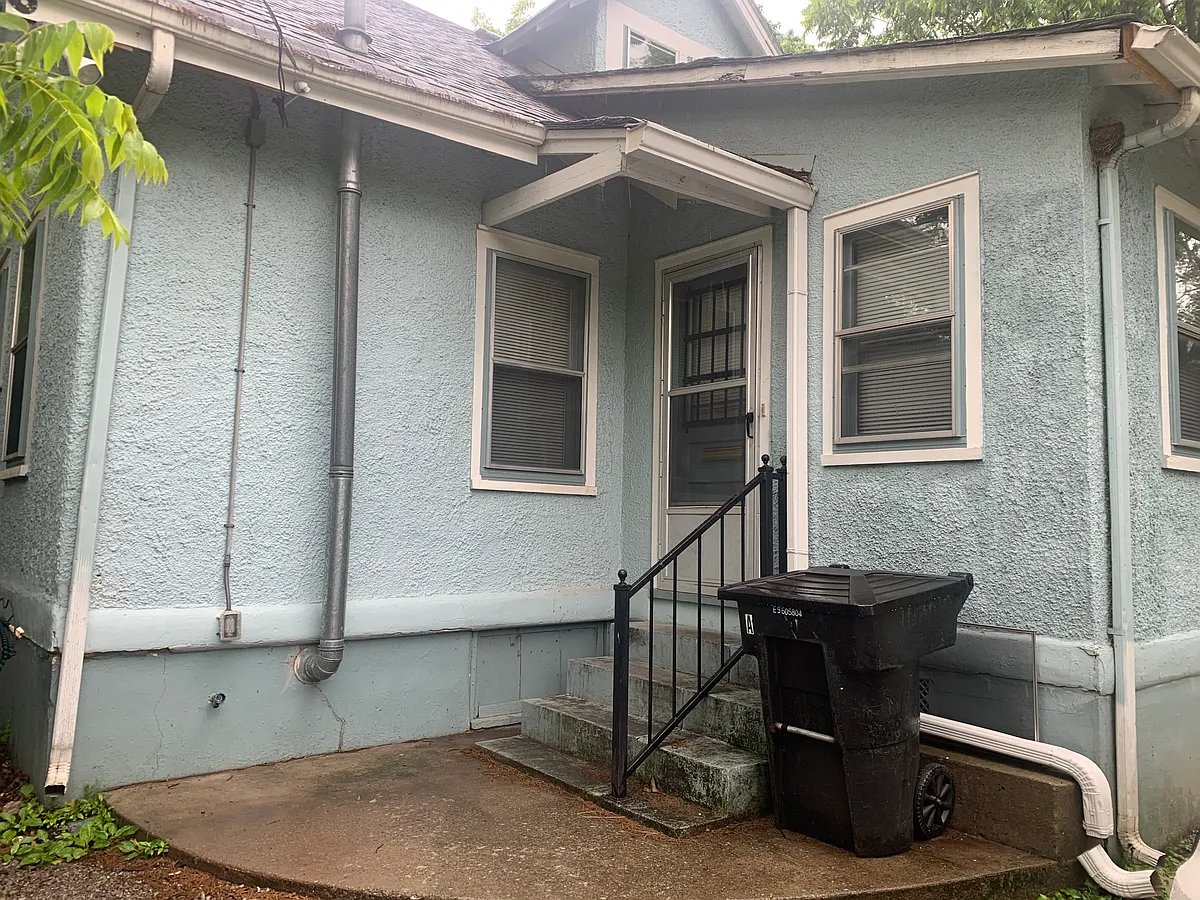 Building Photo - 827 N Spring St #1