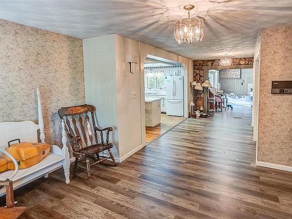 2nd image of 1901 Apple Blossom Ln