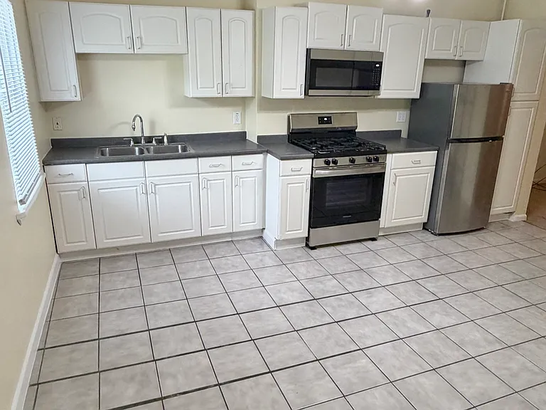 1412 Main St #2 — Photo 6