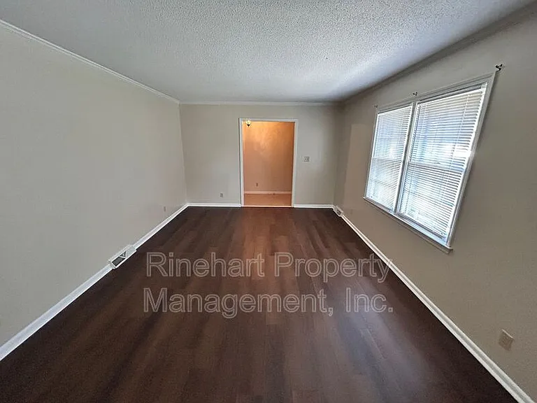 699 University Dr — Photo 7