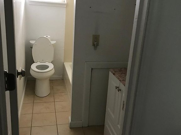 5th image of 413 Brown Ave
