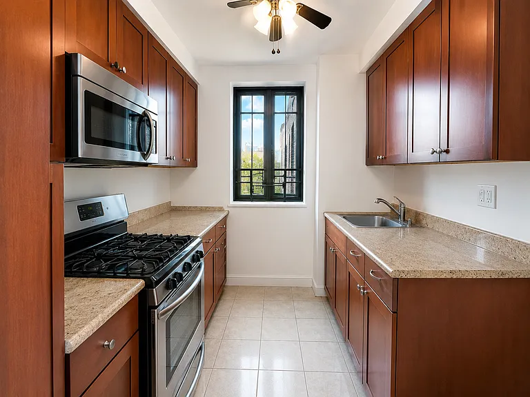 2059 McGraw Ave — Photo 1