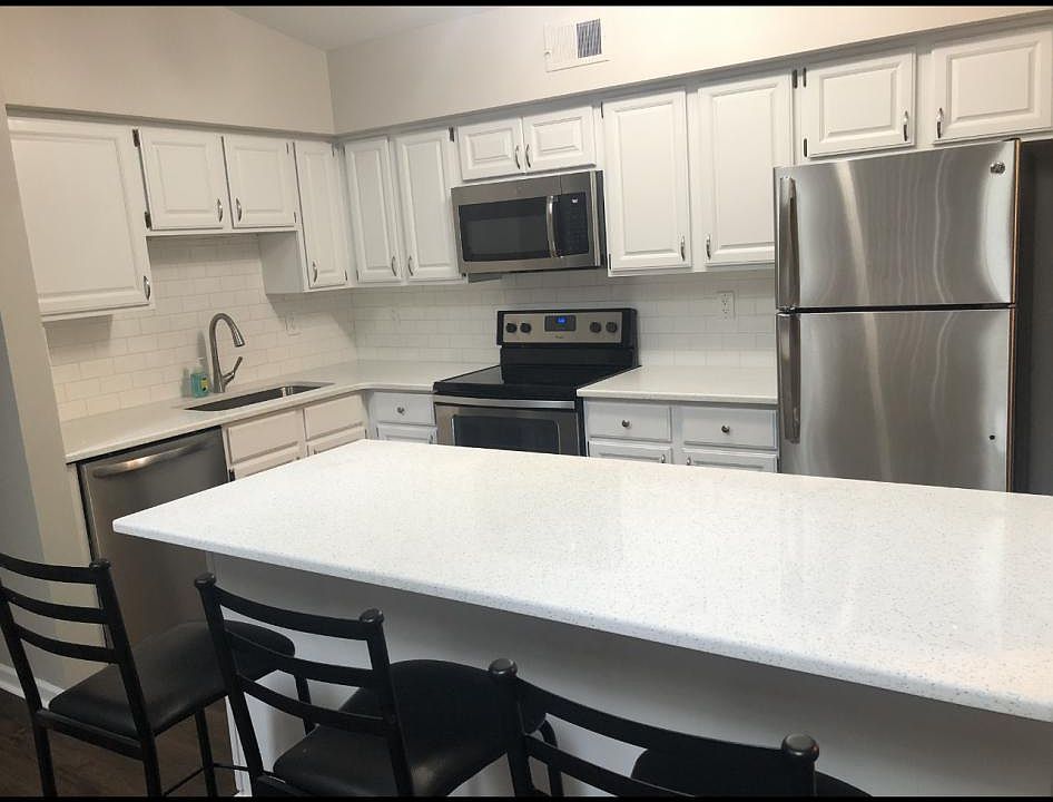 View of Quartz Snack Bar in Kitchen