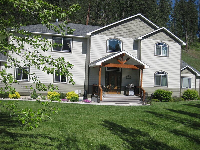 Front of Home
						:
						Lots of curb appeal, worth taking a look, you'll fall in Love!!