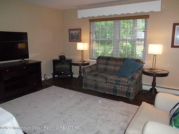 4th image of 64E Buckingham Drive