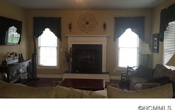 2nd image of 140 Blackberry Ln