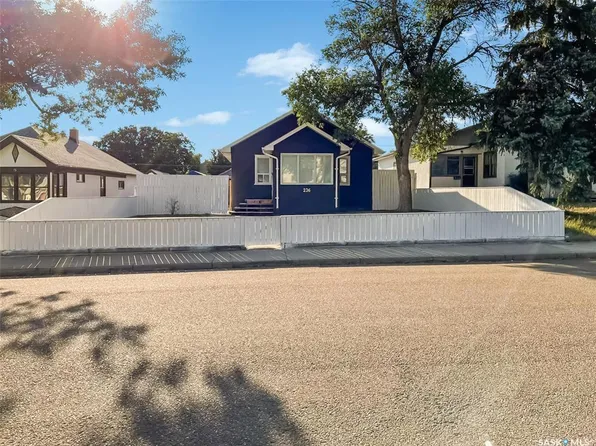 236 7th AVENUE NW, Swift Current, SK S9H 0Y8