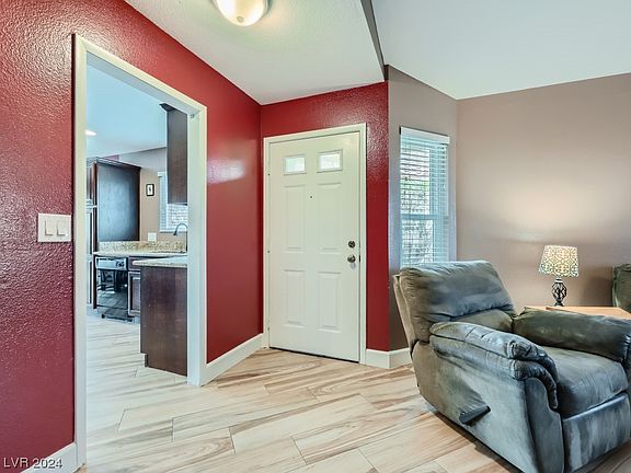 4th image of 4694 Belshire Dr