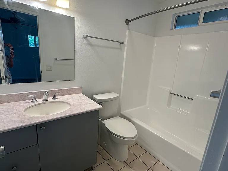 2nd bathroom with tub/shower