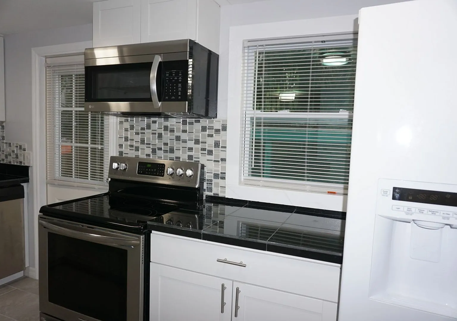 Gorgeous 4 Bedroom 2 Bathroom Cottage Style Home Located In The Heart Of Sarasota! — Photo 4