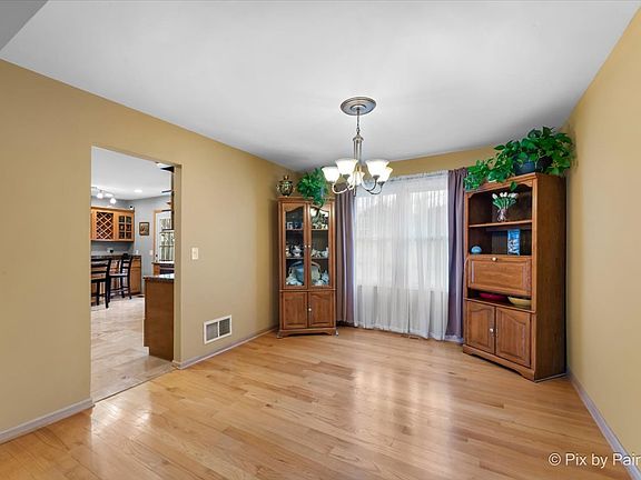 5th image of 160 Larchmont Ln