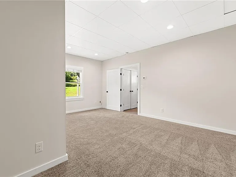 221 Columbus Dr — Photo 18