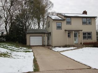 1020 Lockridge Dr NE, Grand Rapids, MI