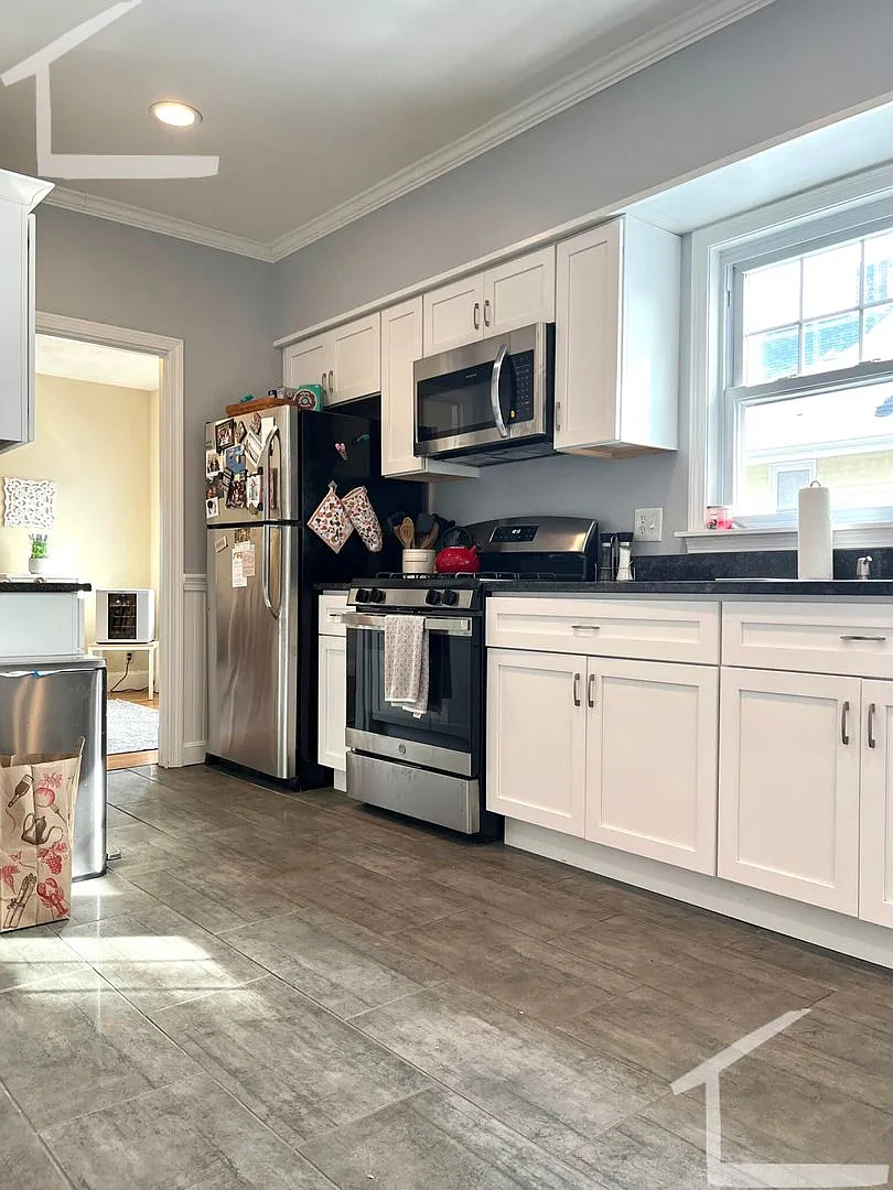 HUGE 3 bed duplex in the heart of Oak Square! — Photo 1