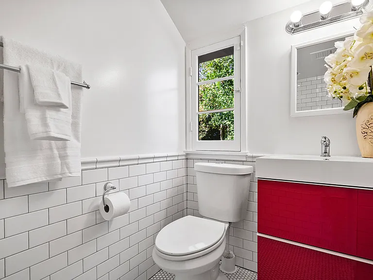 23057 Sylvan St — Photo 10