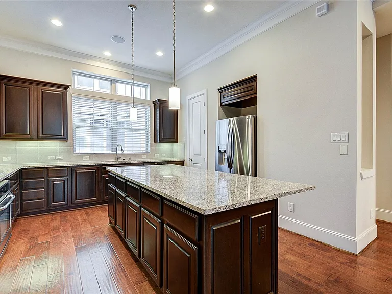720 N Shepherd Dr — Photo 11