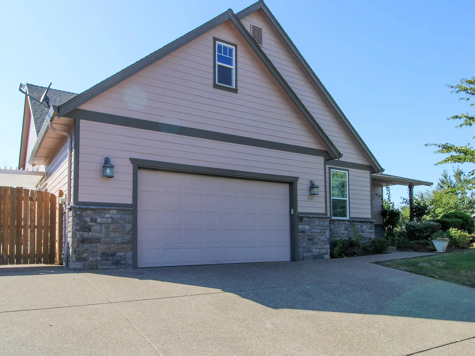 3 bed, 2023 sqft, $2,825 — Photo 1