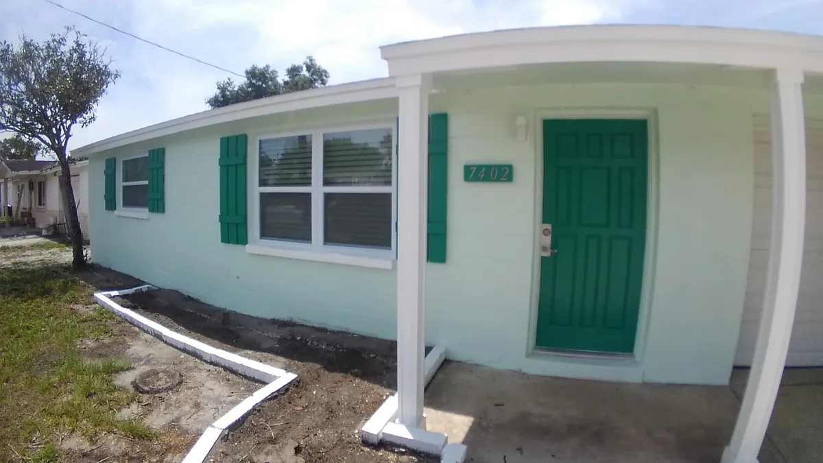 Building Photo - Country Club Dr