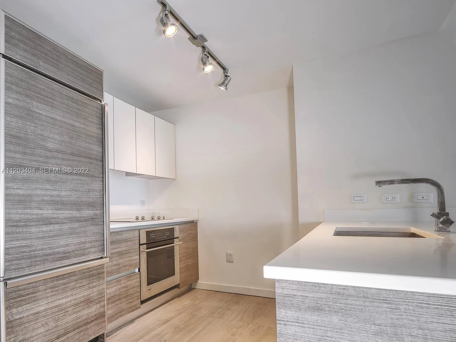 1 bed, 877 sqft, $3,600 — Photo 1