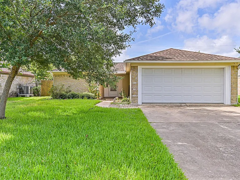 1113 N Heron Dr — Photo 1