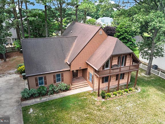 3rd image of 1006 S Schumaker Dr