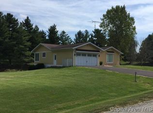 210 Lakeside Dr, Taylorville, IL 62568