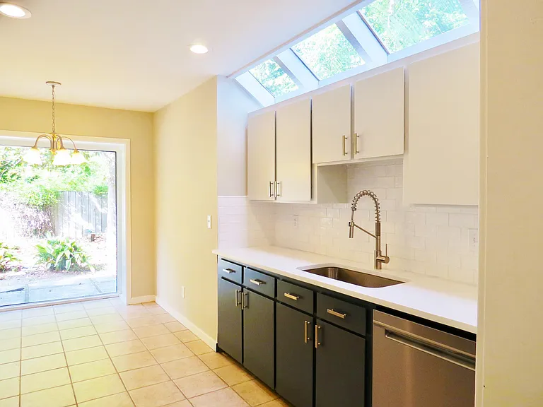 1124 Honeysuckle Ct — Photo 6