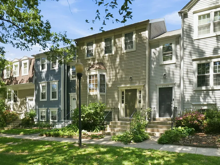 2391 Hunters Square Ct — Photo 2