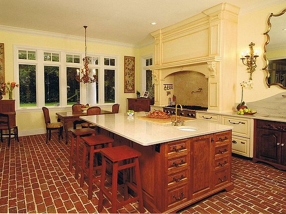 3rd image of 3210 W Parkland Blvd