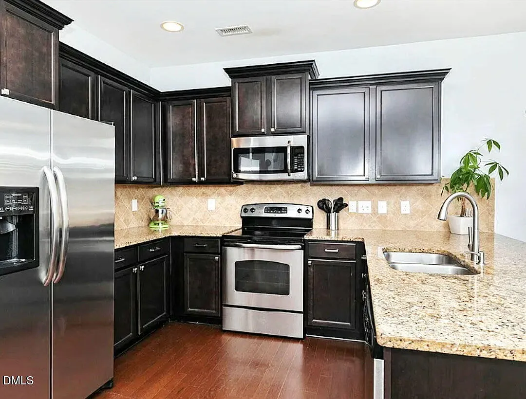 3 bed, 2.5 bath, 1794 sqft, $1,999 — Photo 2