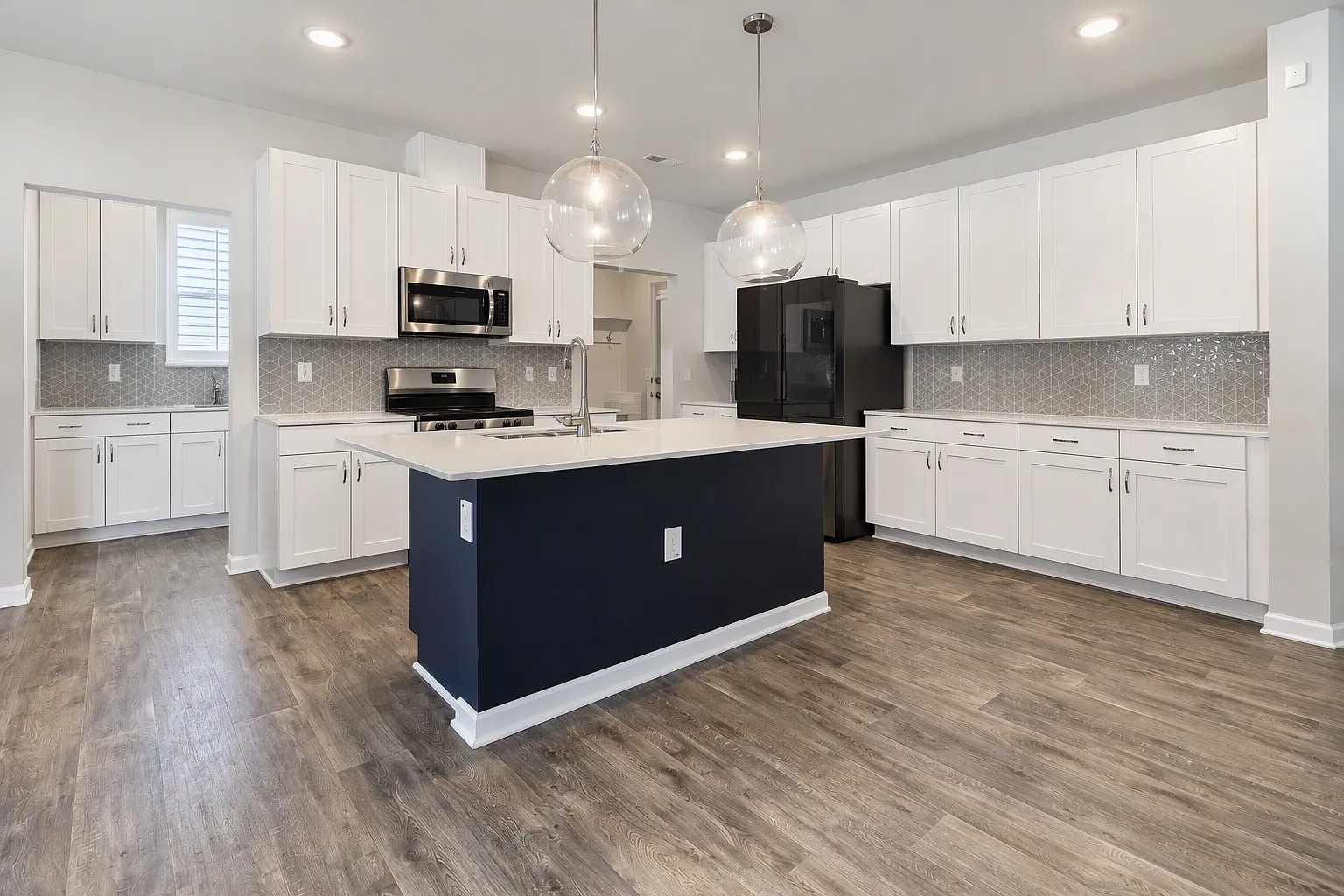 4 bed, 2.5 bath, 2430 sqft, $2,300 — Photo 3