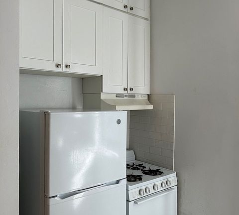 5th image of 215 E 86th St APT 4N