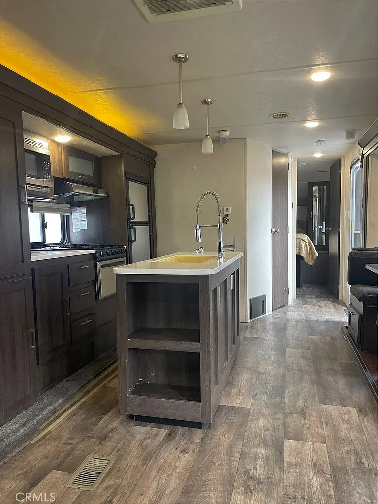 1 bed, 400 sqft, $1,275 — Photo 1