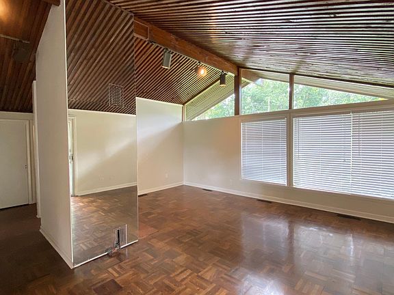 3rd image of 1321 Northwood Cir NE