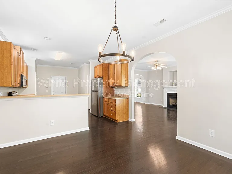 1141 Hammond Dr — Photo 9