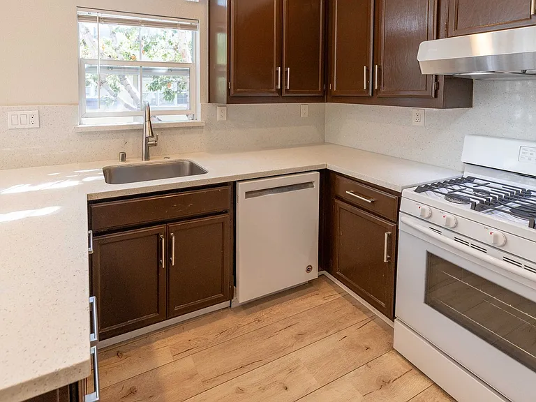 3568 Madison Cmn — Photo 6
