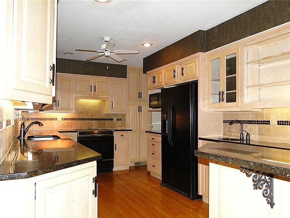 5th image of 408 NW Fairway Dr