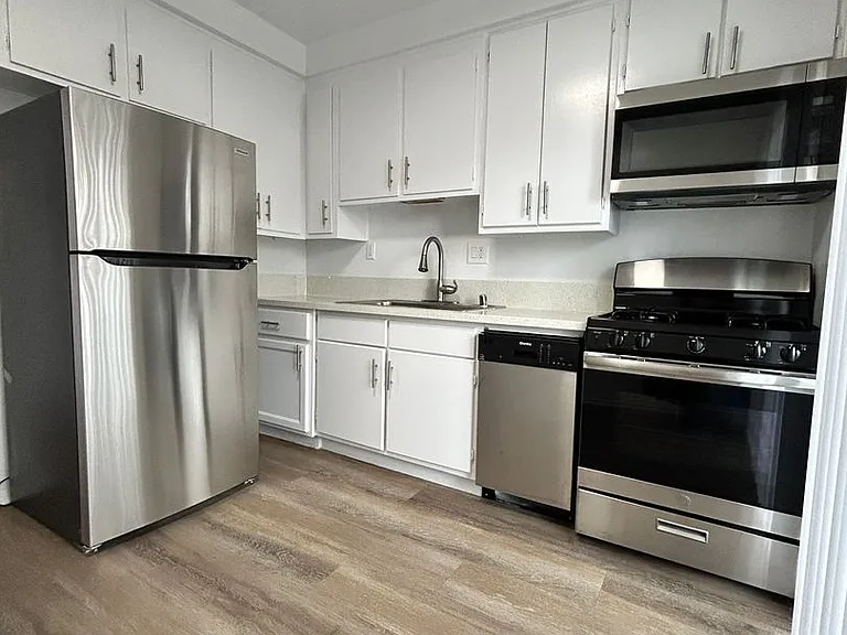 13860 Burbank Blvd — Photo 32