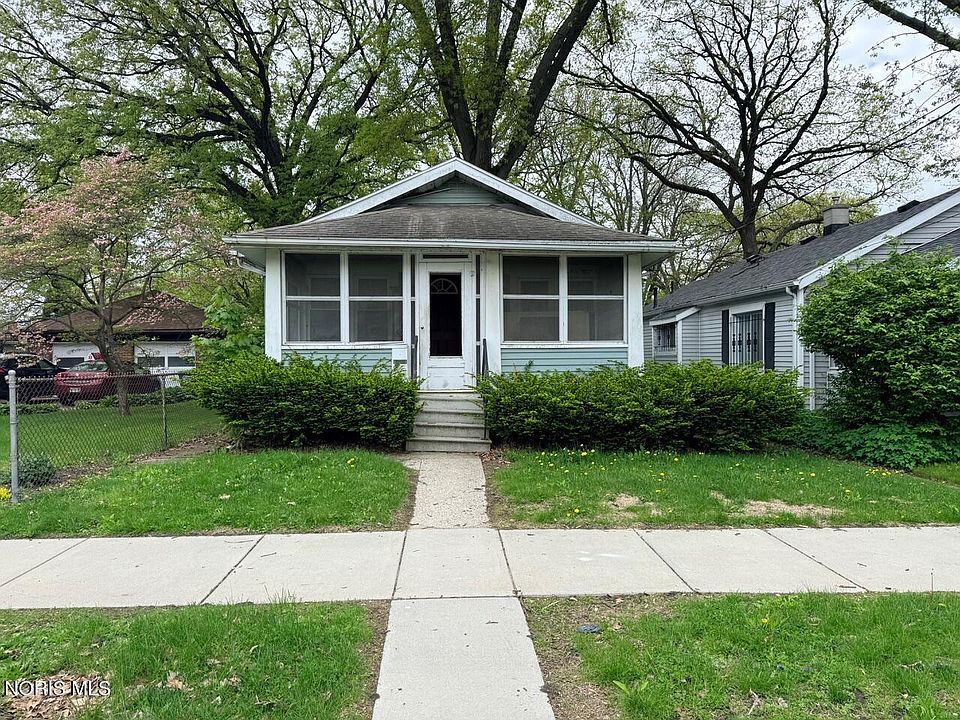 2nd image of 2319 Dana St