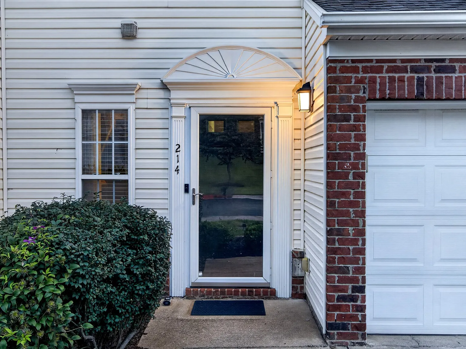 3 bed, 2.5 bath, 1424 sqft, $2,600 — Photo 2