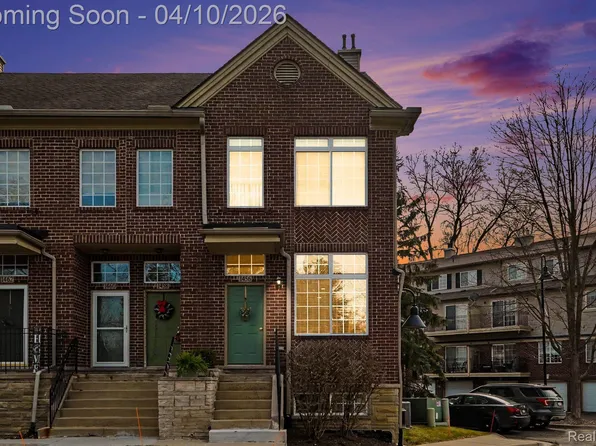 1456 Silverbrook Ridge Dr, Walled Lake, MI 48390