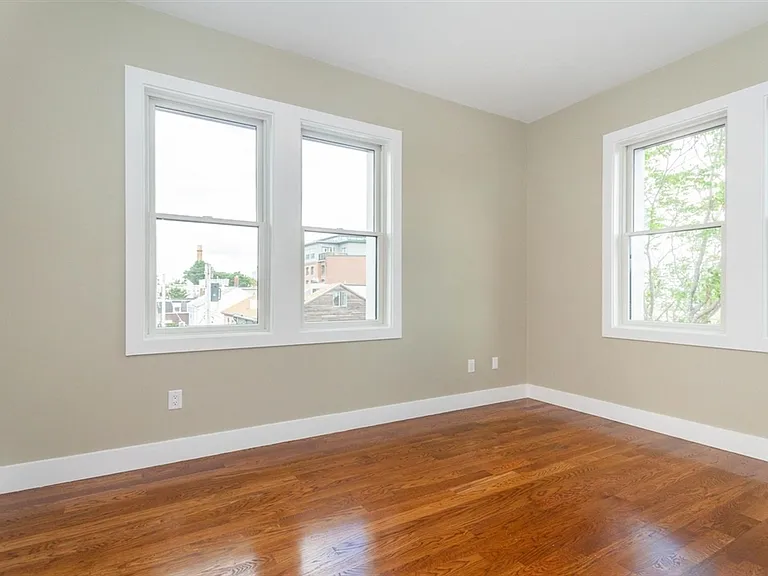 906 E 2nd St #102 — Photo 7
