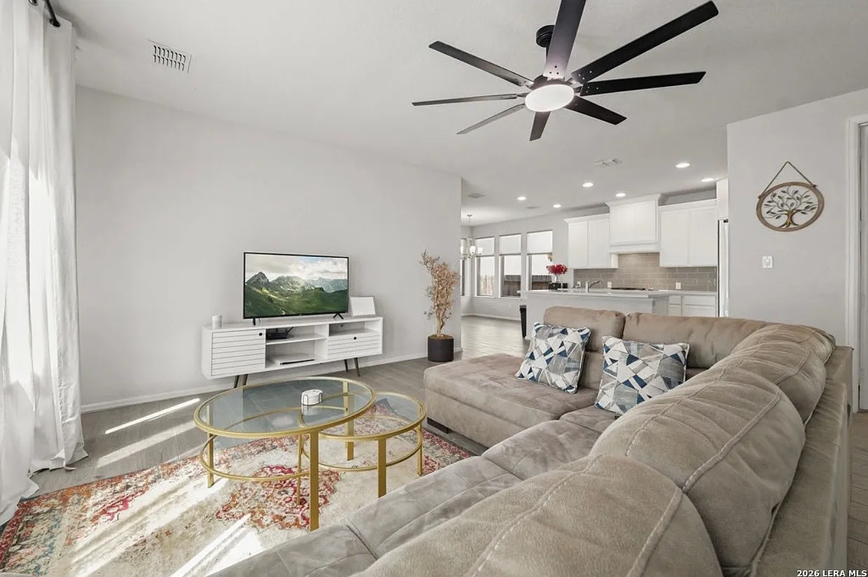 3 bed, 2.5 bath, 2400 sqft, $2,700 — Photo 4