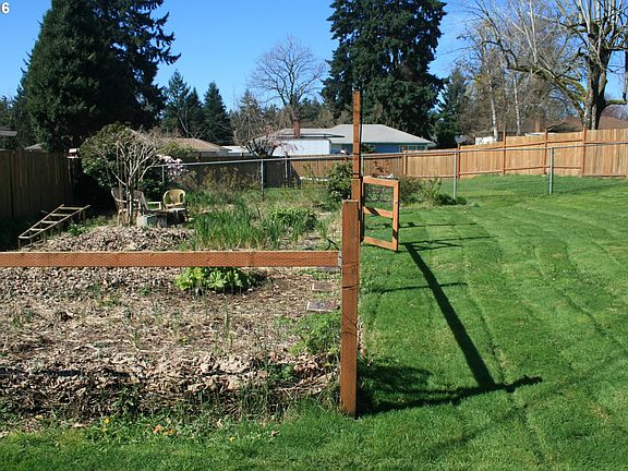 4th image of 715 SE 102nd Ave