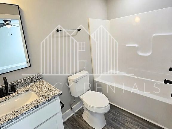 4th image of 1112 Race St