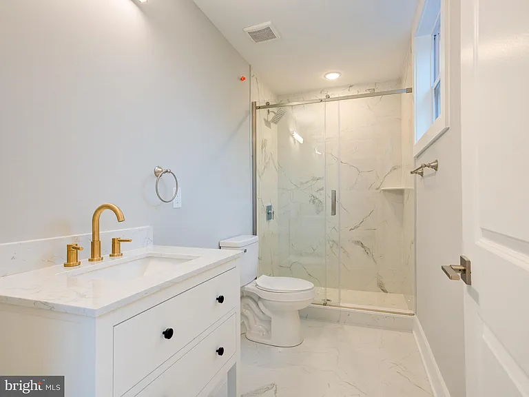 1933 N Leithgow St #35-1 — Photo 13